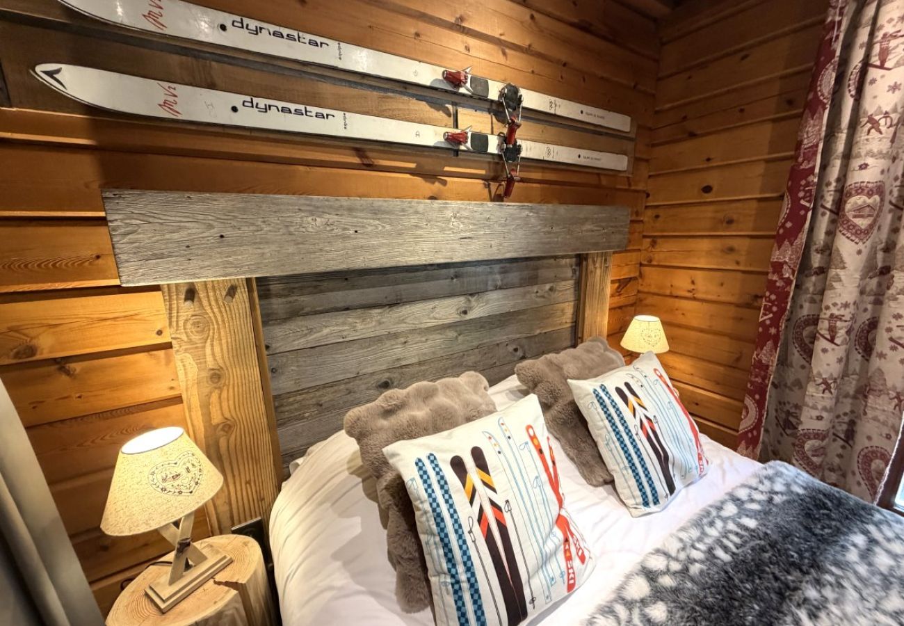 Chambre avec lit double et TV