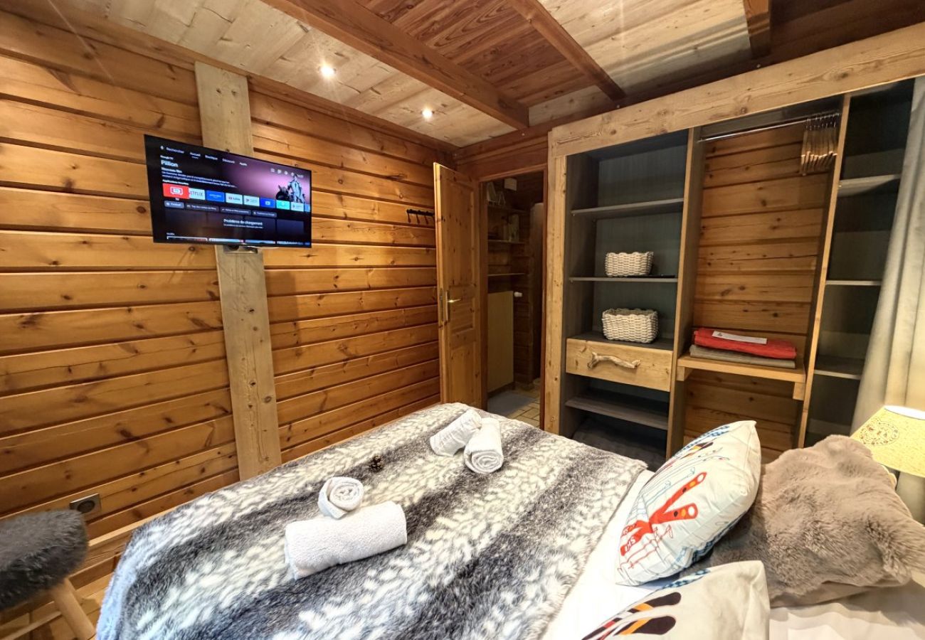 Chambre avec lit double et TV