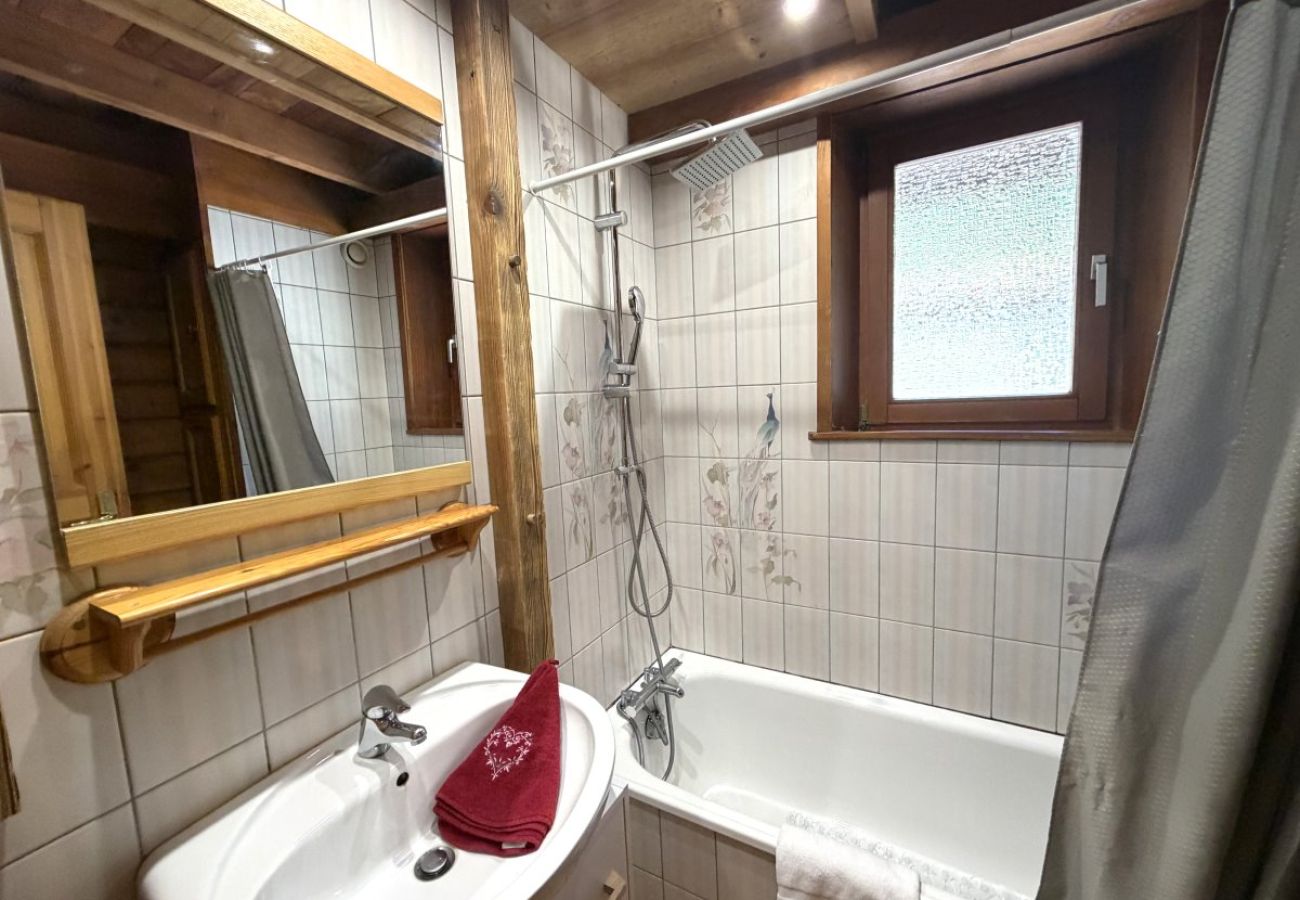 Salle de bain avec baignoire