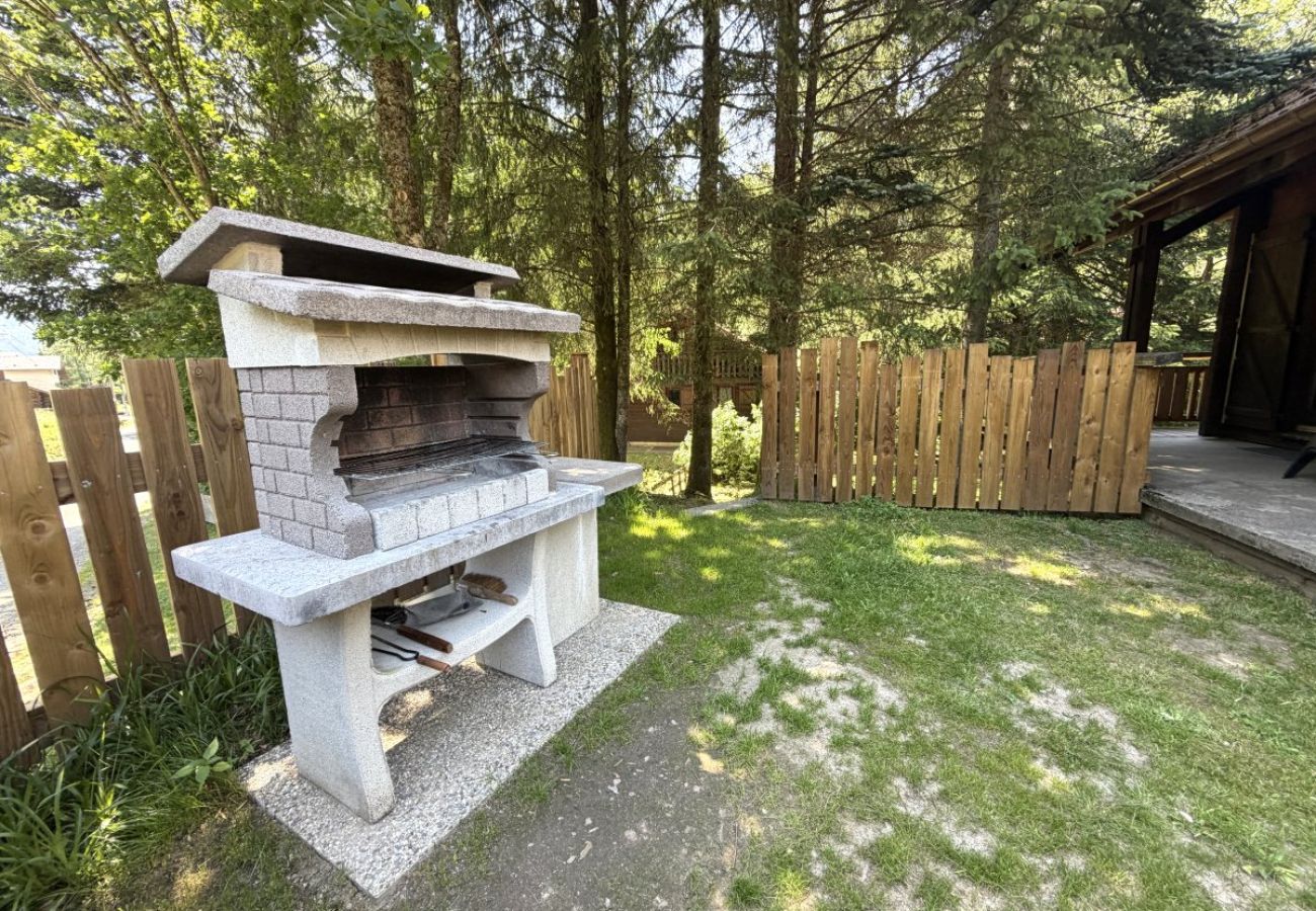 Extérieur avec terrasse, jardin et barbecue