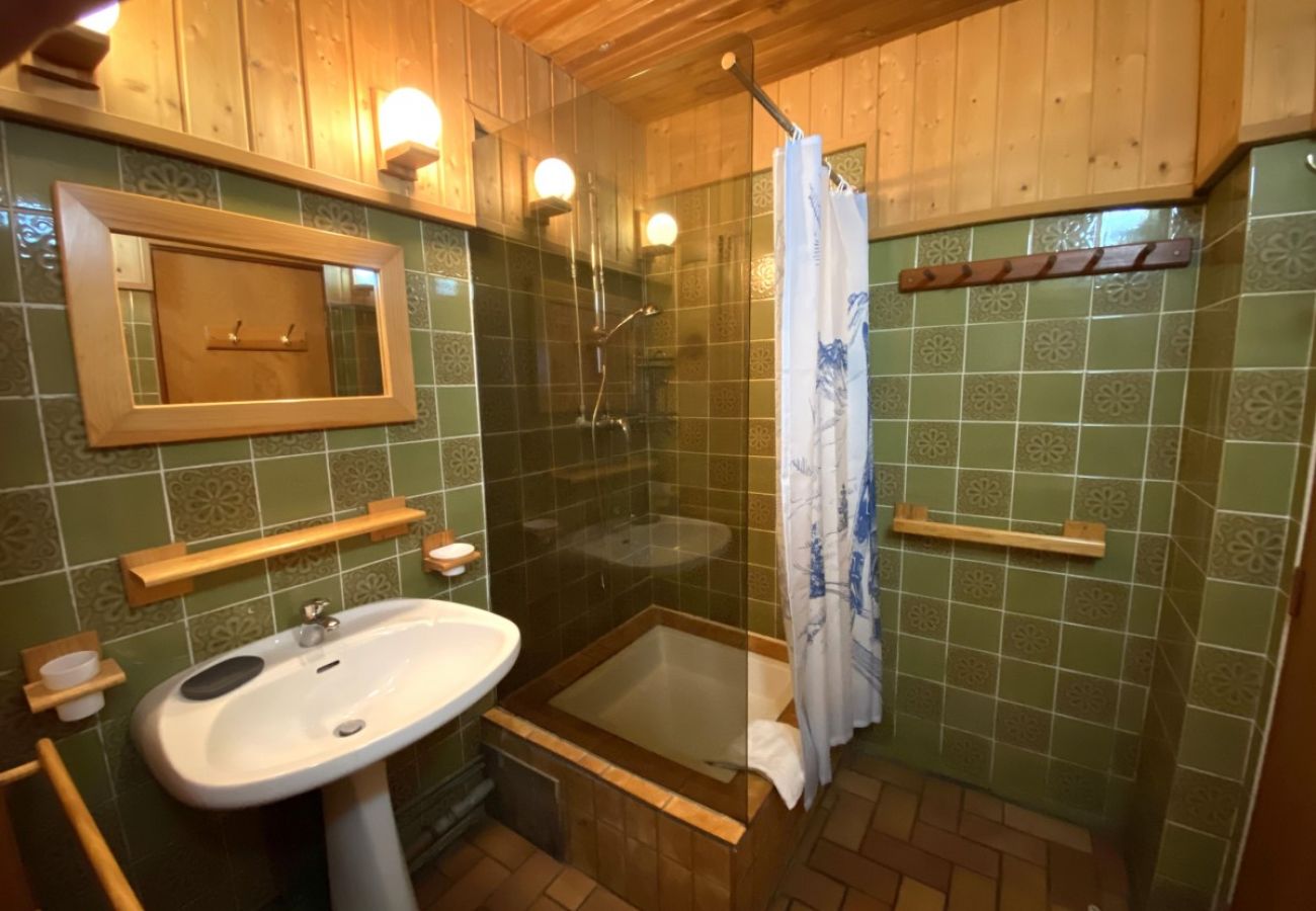 Salle de bain avec douche