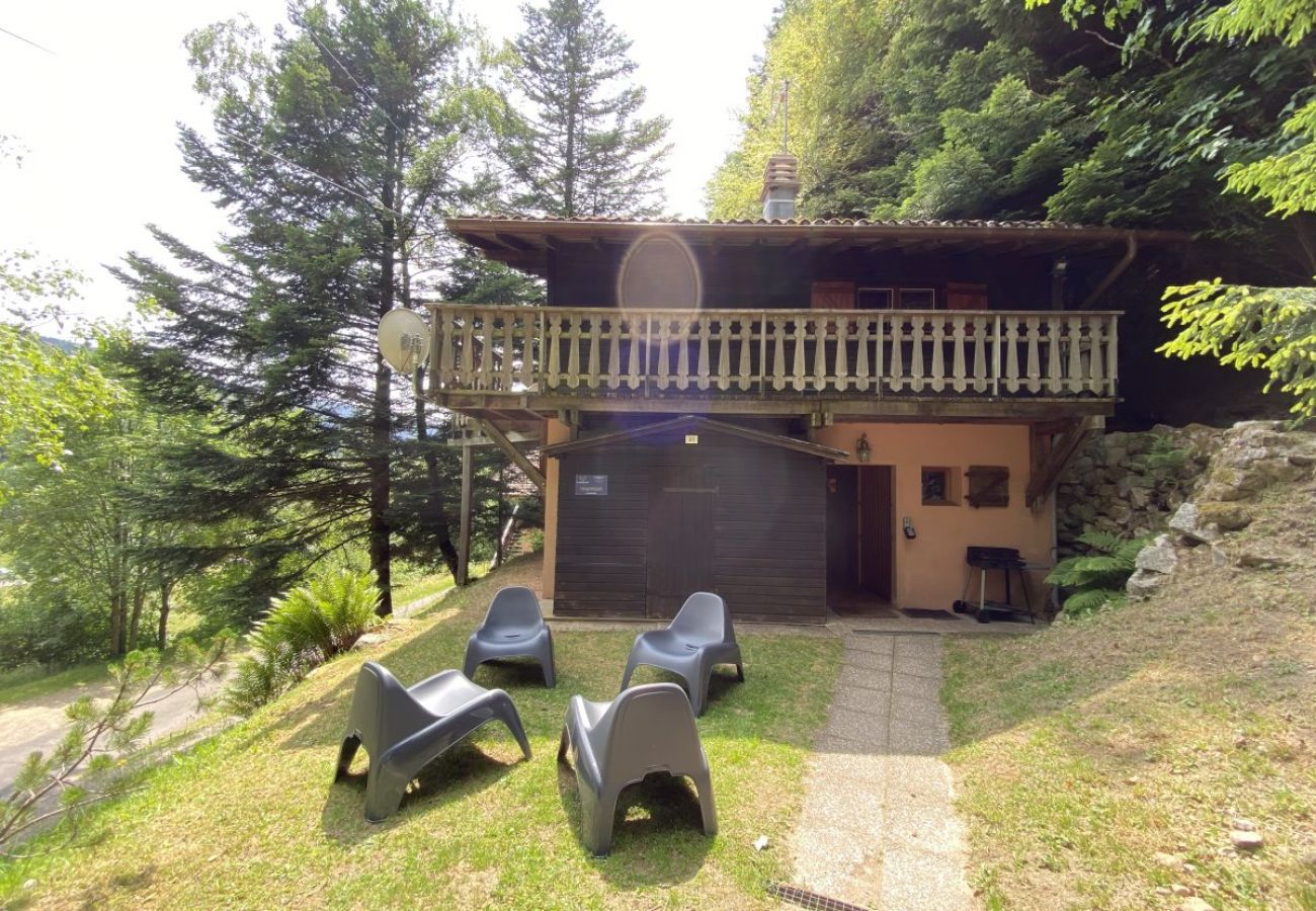 Extérieur avec balcon et jardin