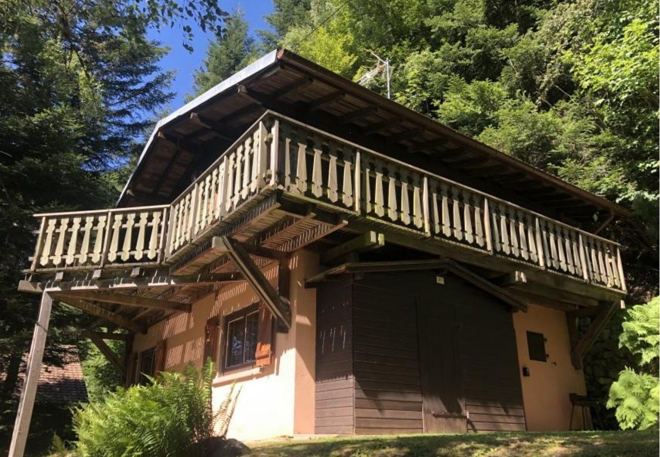 Extérieur avec balcon et jardin