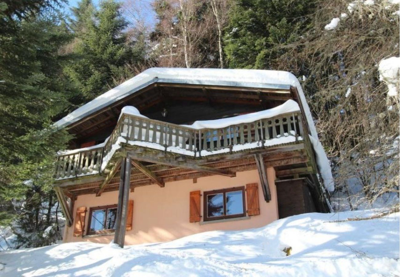 Extérieur avec balcon et jardin