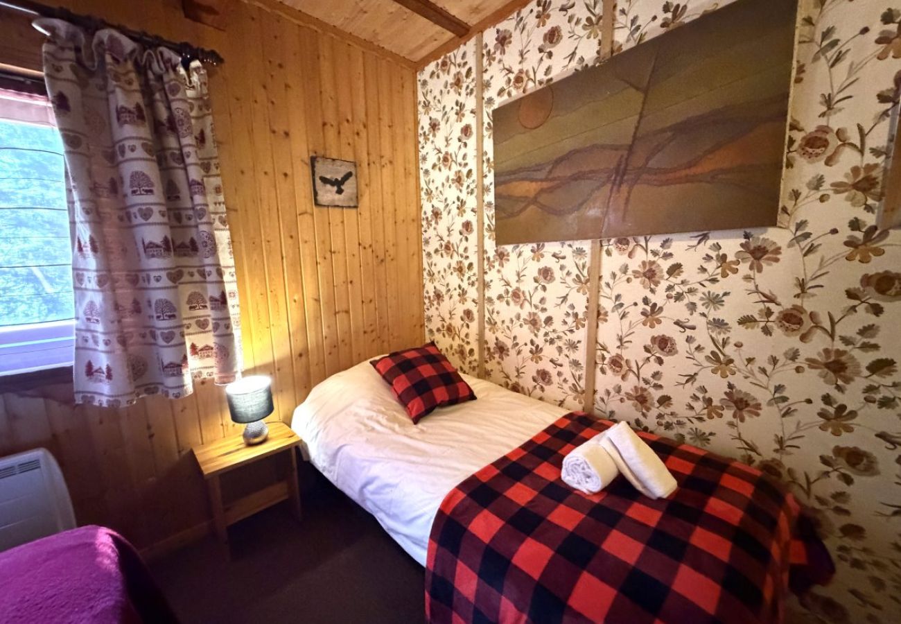 Chambre avec un lit double et un lit simple