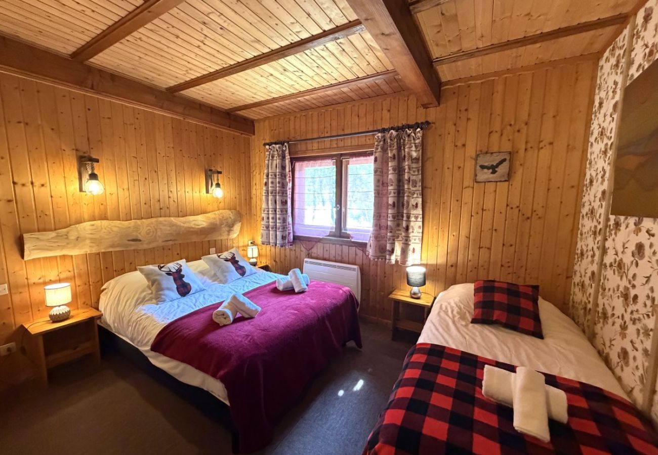 Chambre avec un lit double et un lit simple