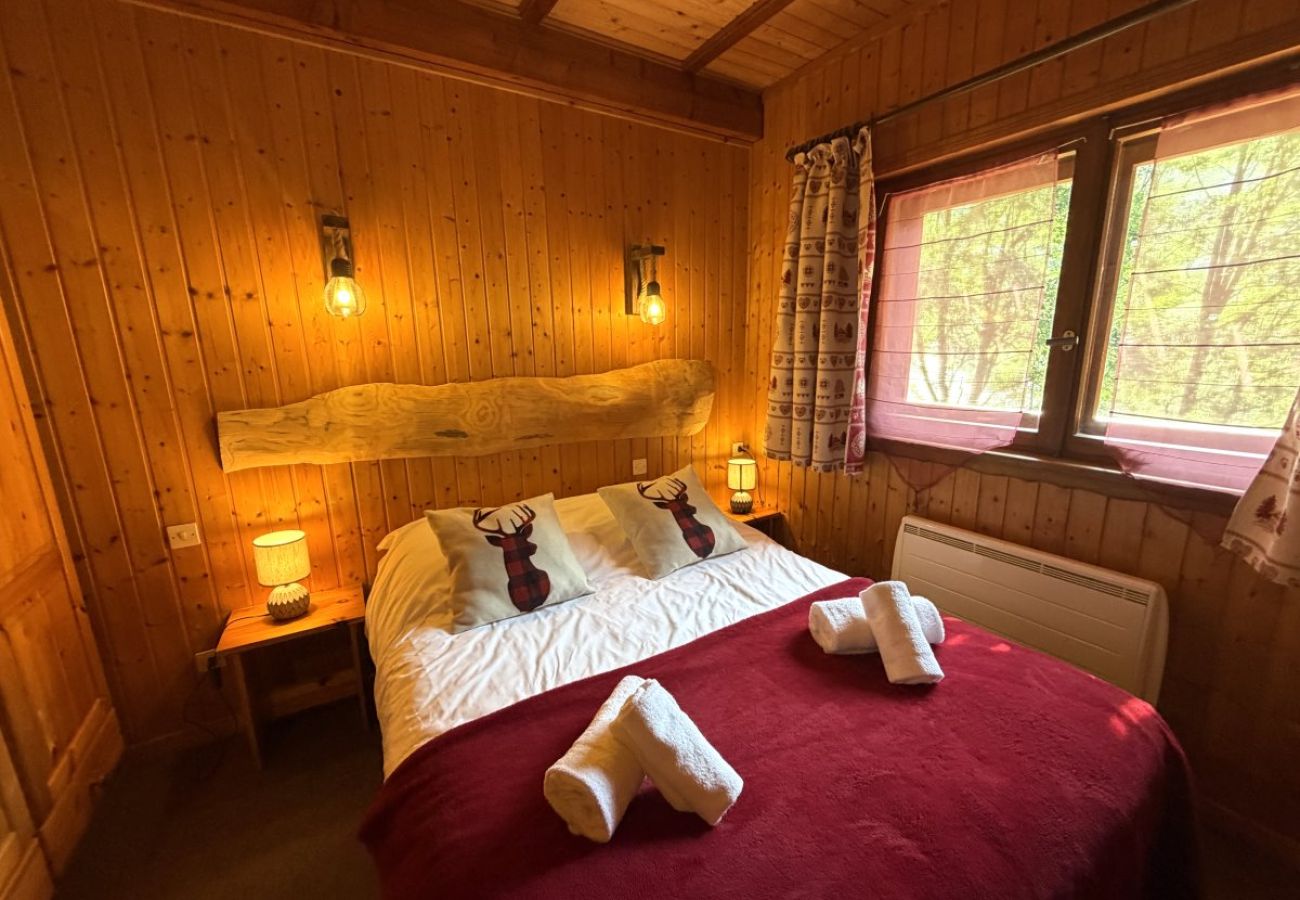 Chambre avec un lit double et un lit simple