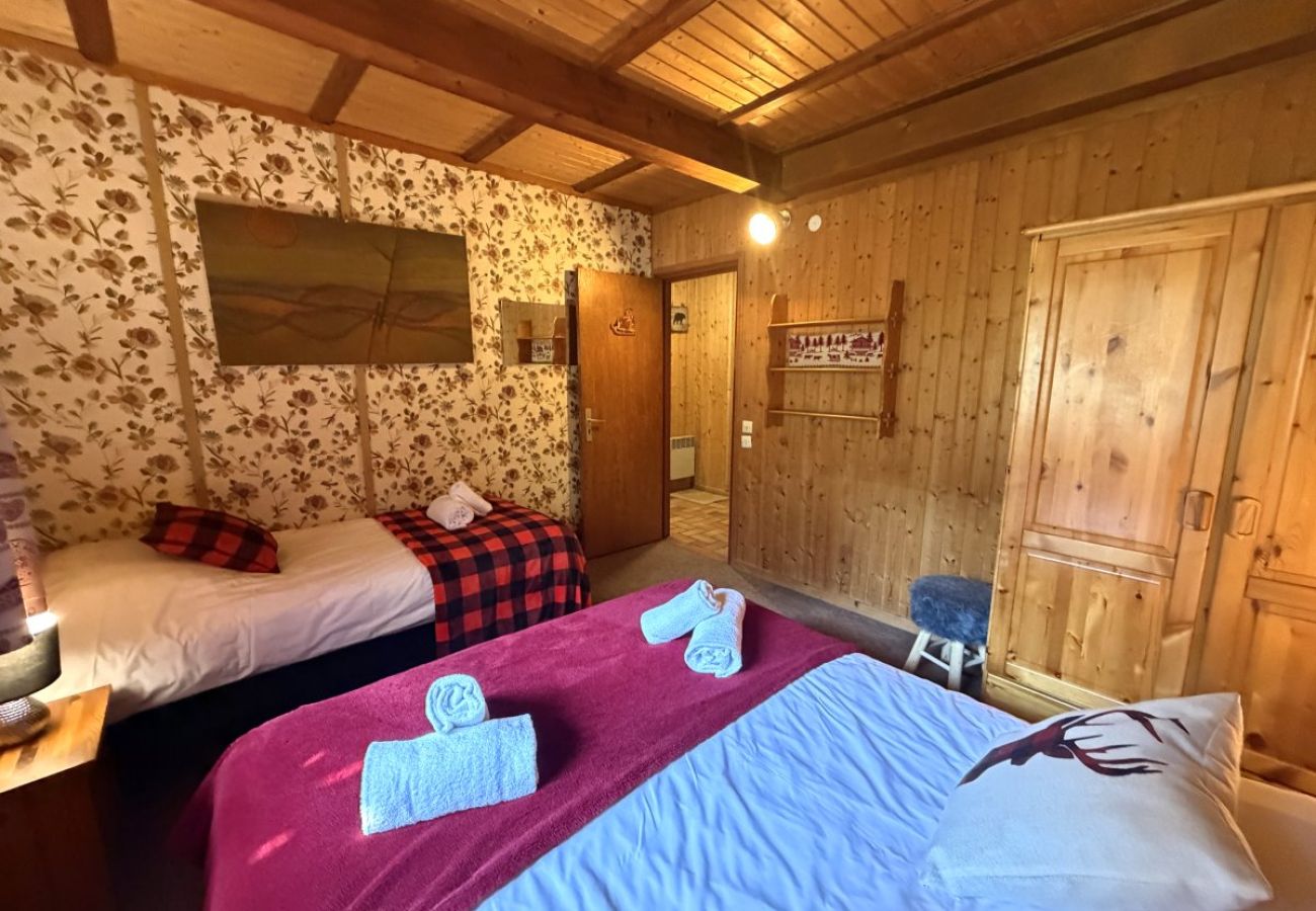 Chambre avec un lit double et un lit simple