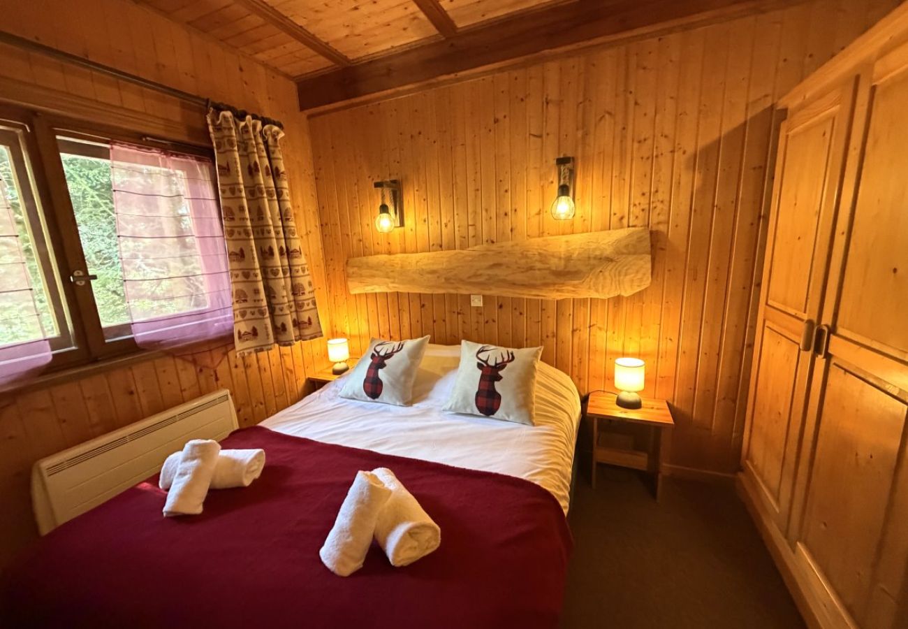 Chambre avec un lit double et un lit simple