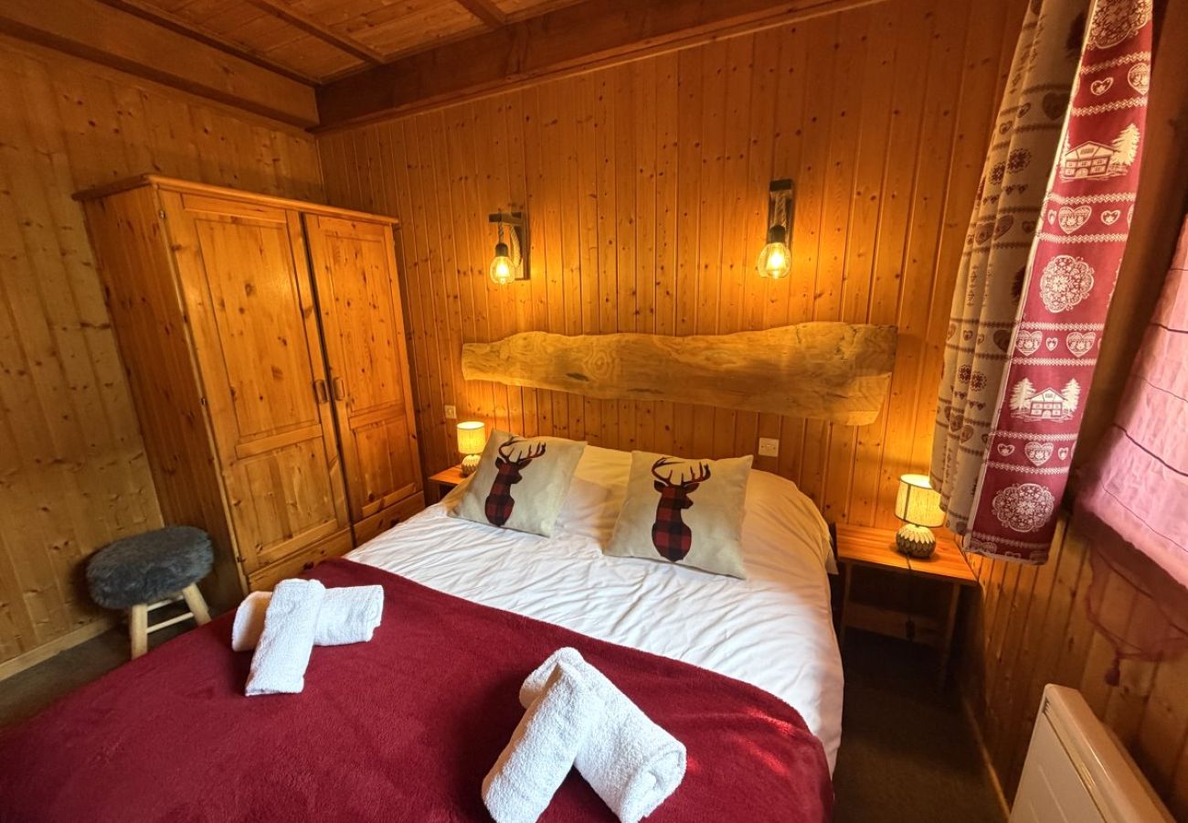 Chambre avec un lit double et un lit simple