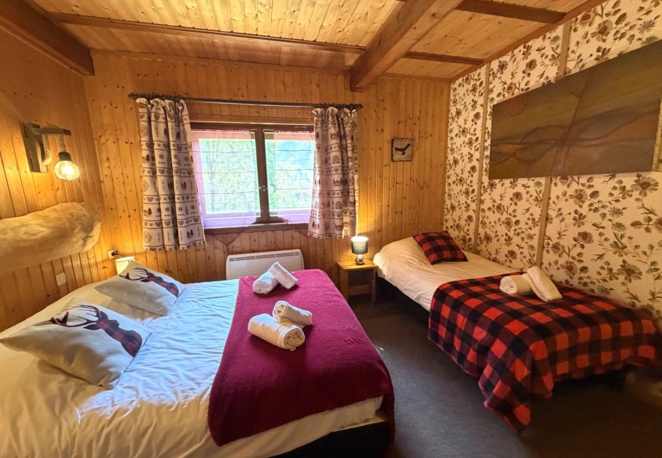 Chambre avec un lit double et un lit simple