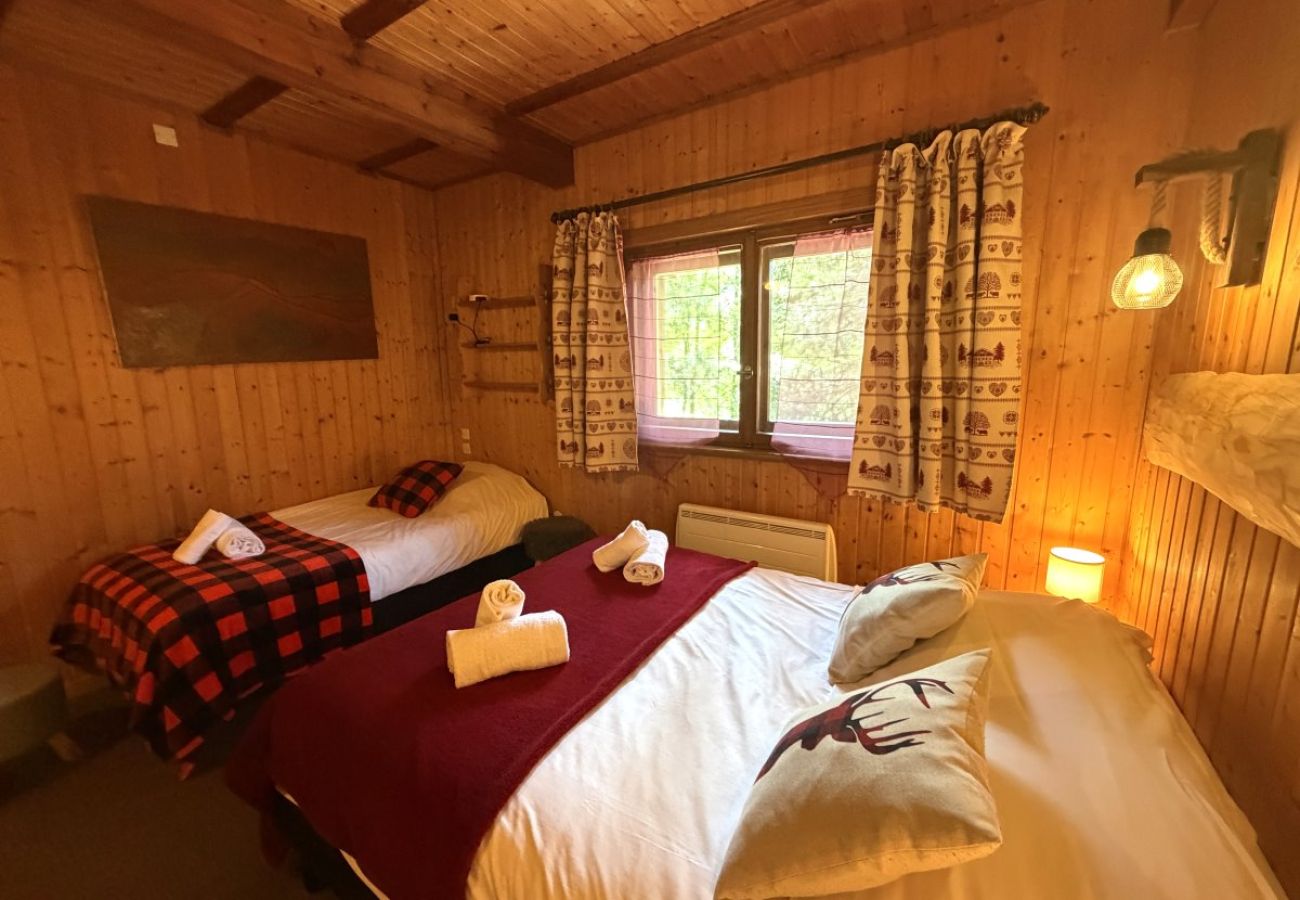 Chambre avec un lit double et un lit simple
