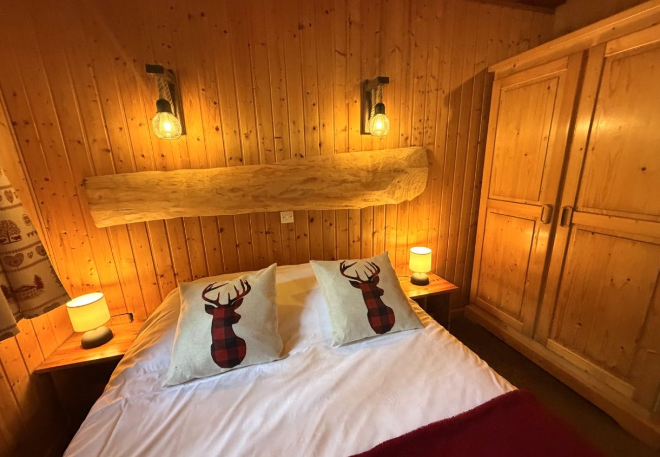 Chambre avec un lit double et un lit simple