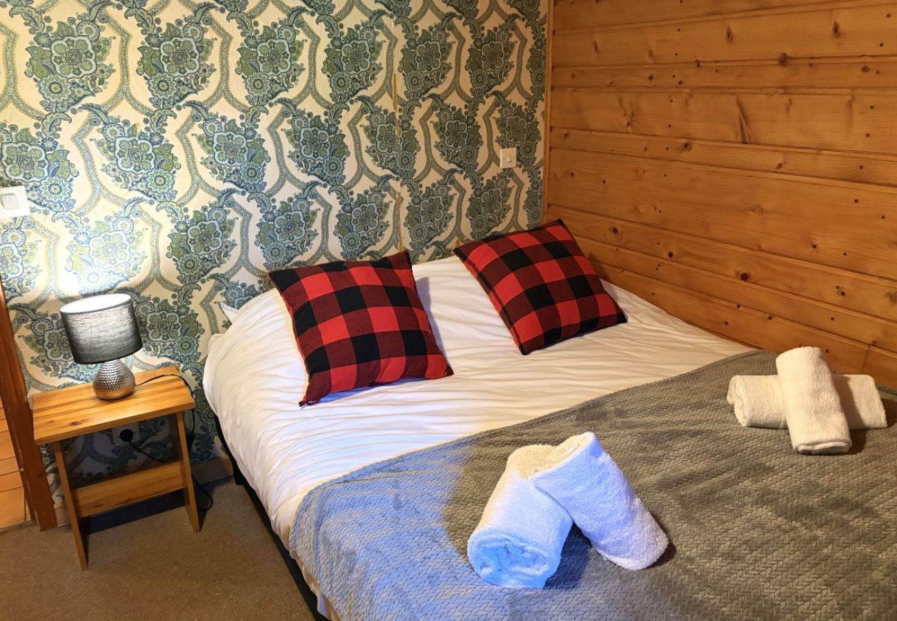 Chambre avec un lit double