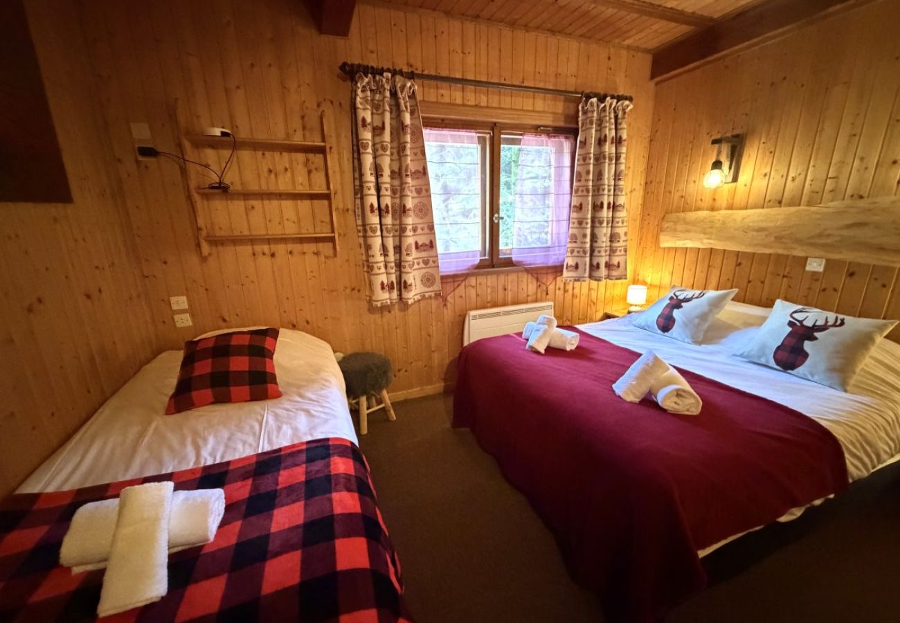 Chambre avec un lit double et un lit simple