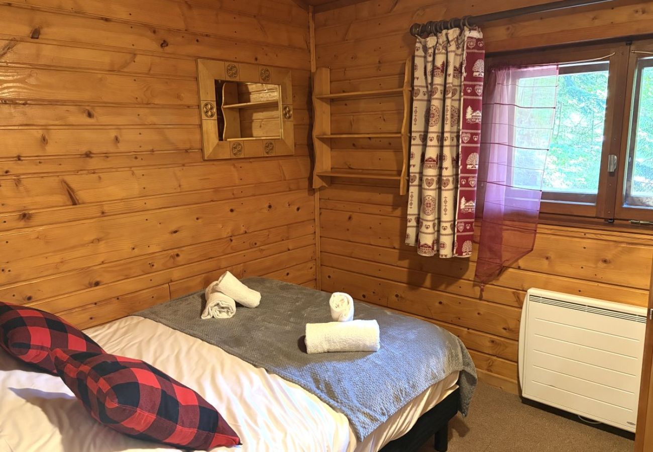 Chambre avec un lit double