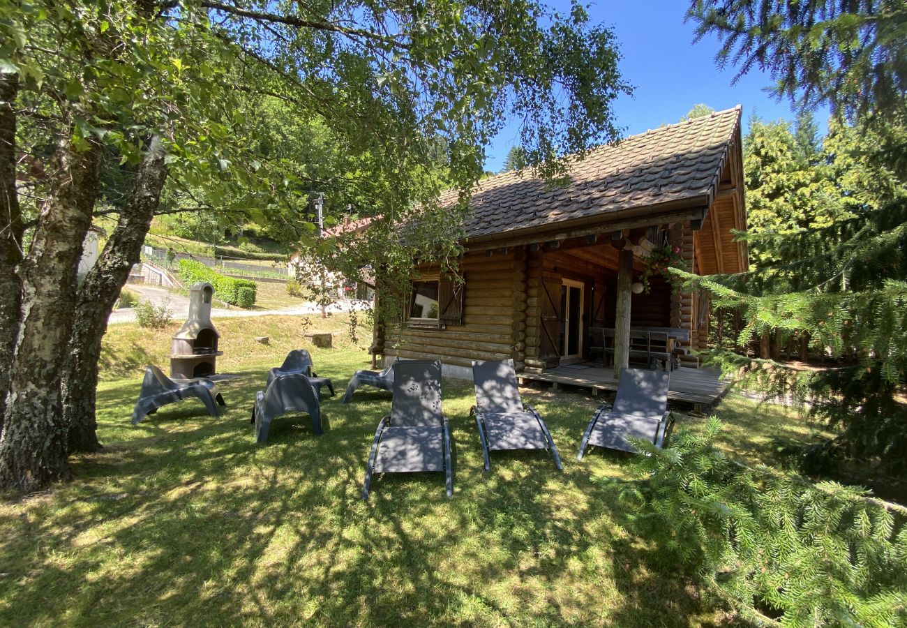 Extérieur avec terrasse, jardin et barbecue