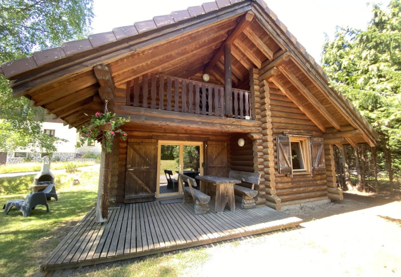 Extérieur avec terrasse, jardin et barbecue