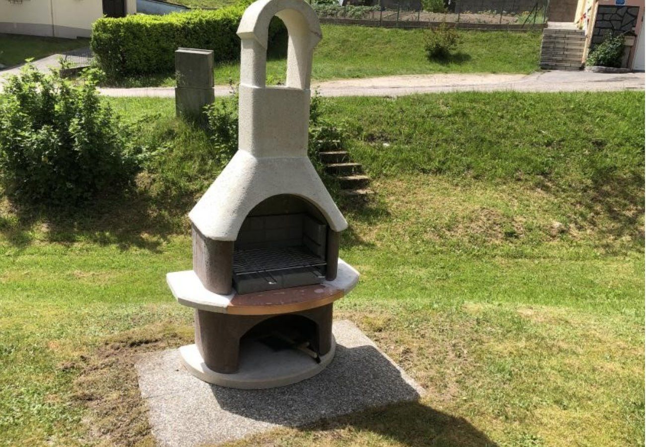 Extérieur avec terrasse, jardin et barbecue