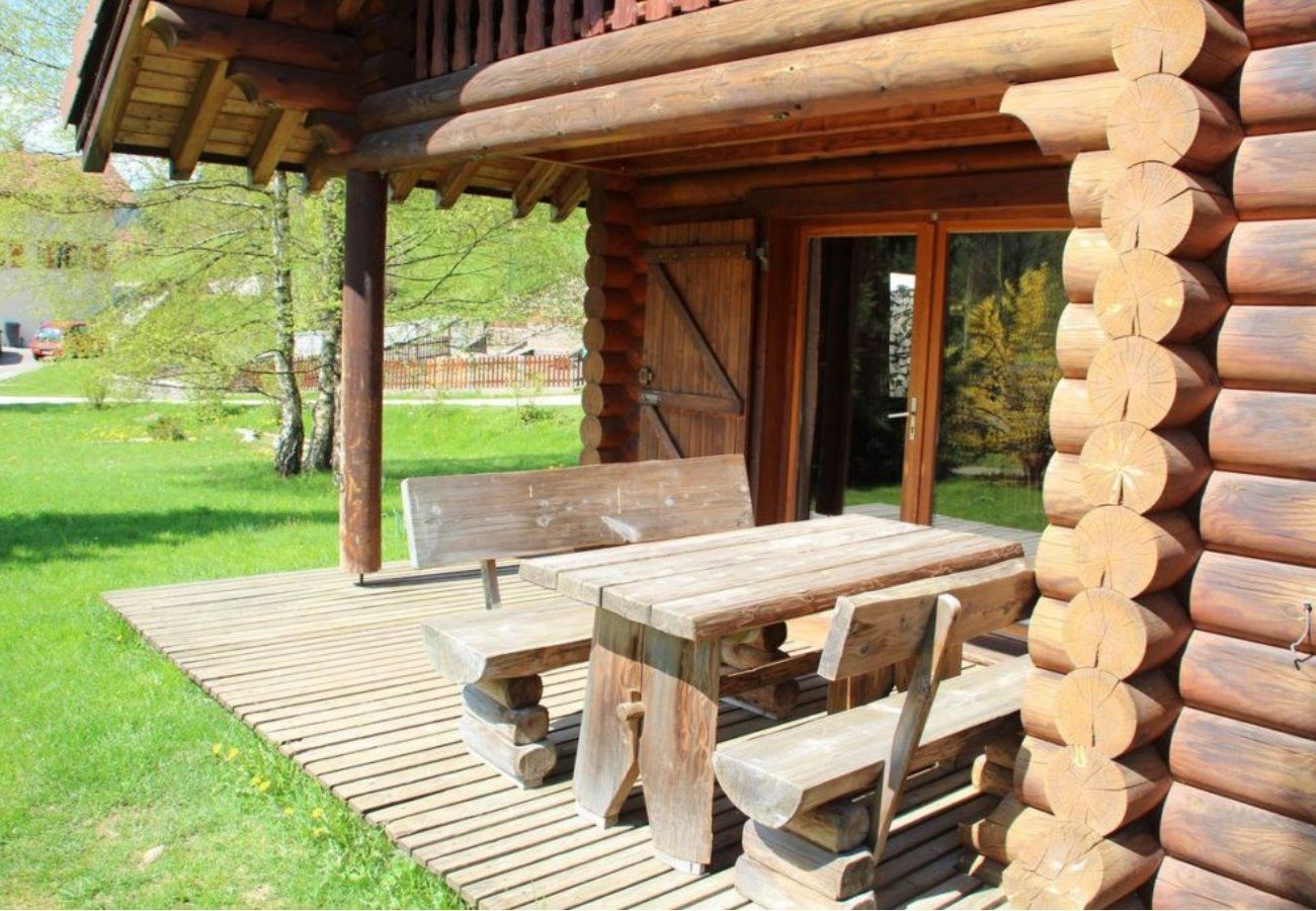 Extérieur avec terrasse, jardin et barbecue