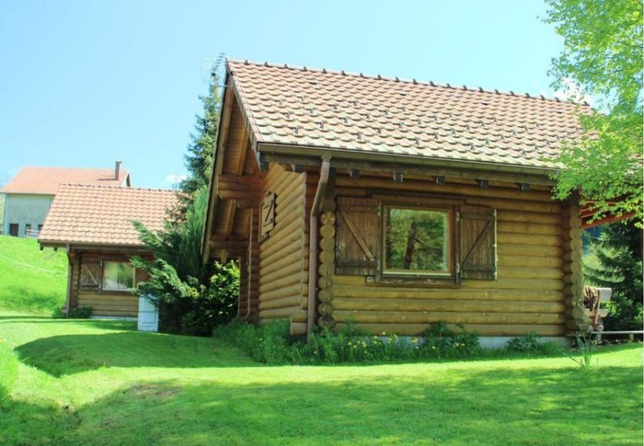 Extérieur avec terrasse, jardin et barbecue