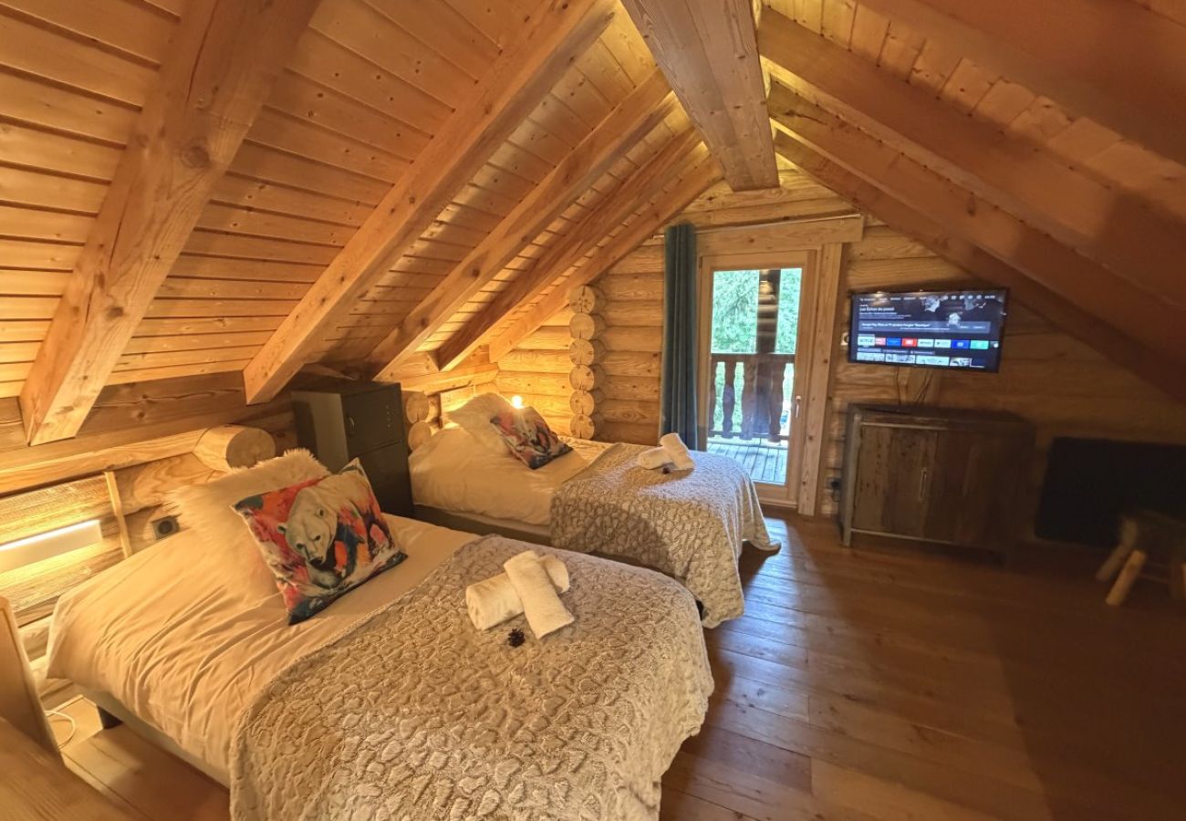 Mezzanine avec trois lits simples et TV