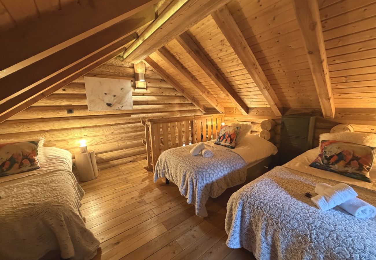 Mezzanine avec trois lits simples et TV