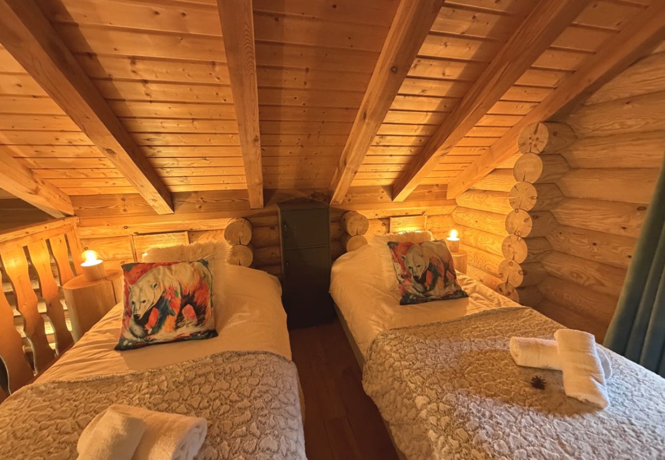 Mezzanine avec trois lits simples et TV