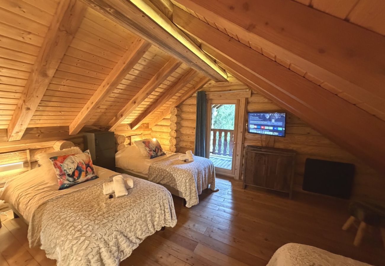 Mezzanine avec trois lits simples et TV