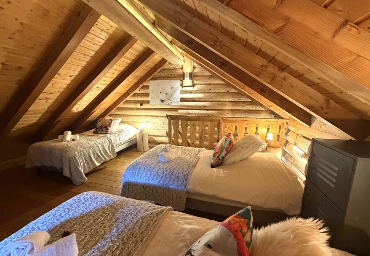 Mezzanine avec trois lits simples et TV