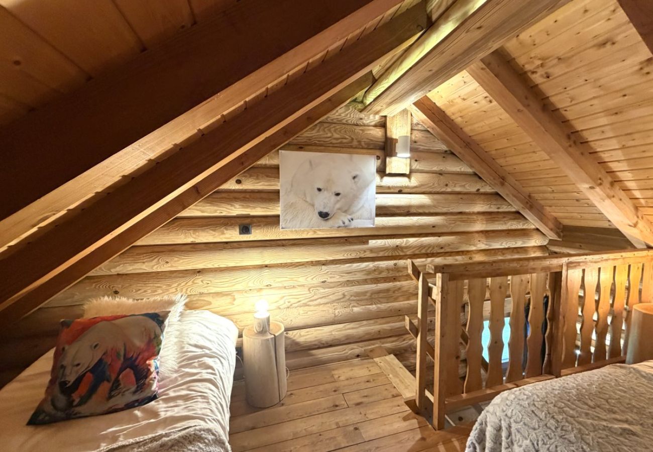 Mezzanine avec trois lits simples et TV