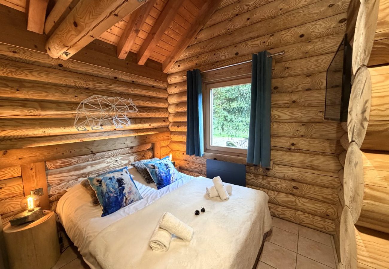 Chambre avec lit double et TV
