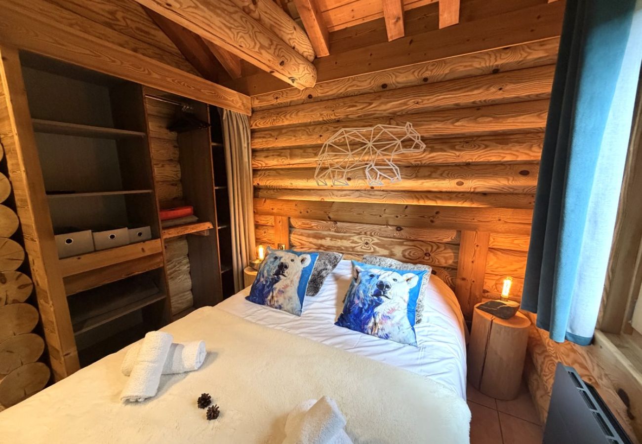 Chambre avec lit double et TV