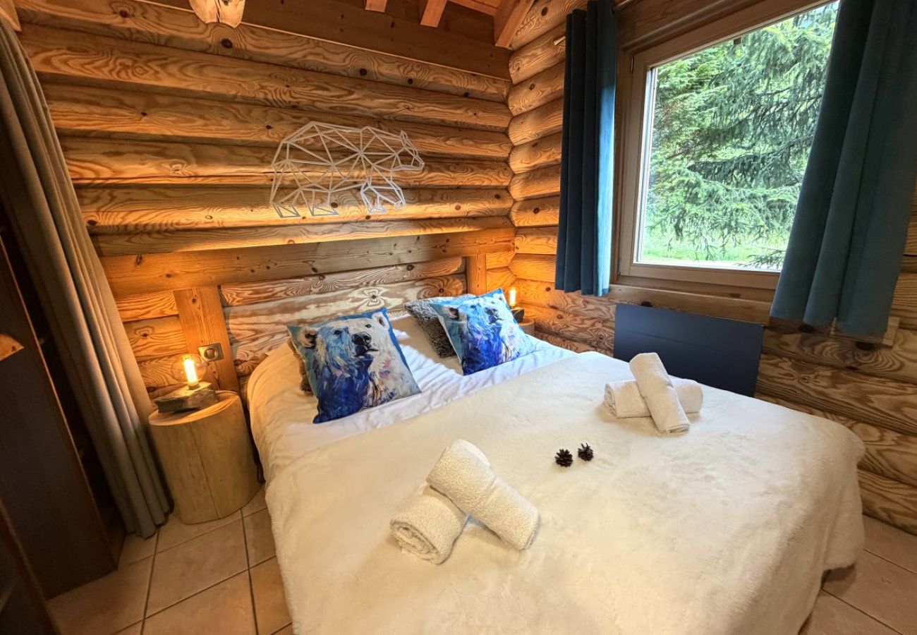 Chambre avec lit double et TV