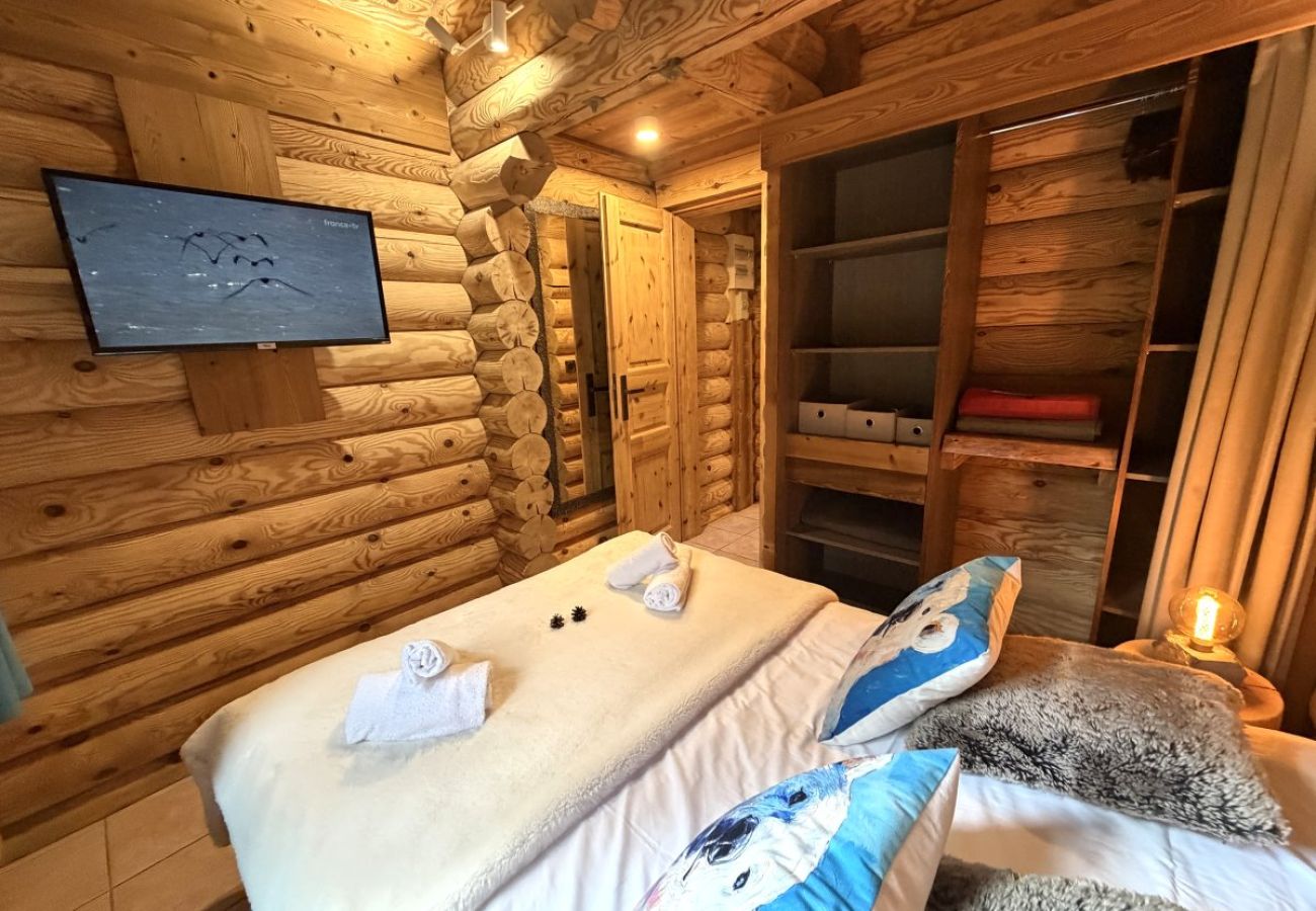 Chambre avec lit double et TV