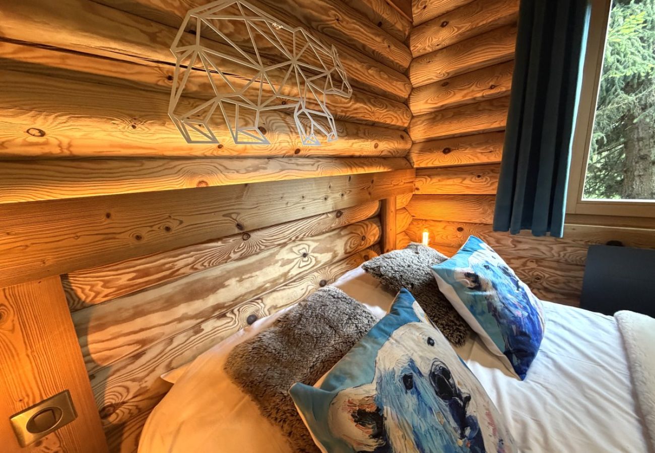 Chambre avec lit double et TV