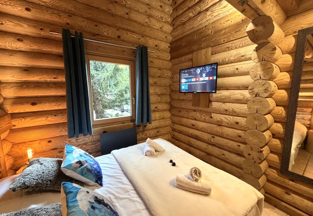 Chambre avec lit double et TV