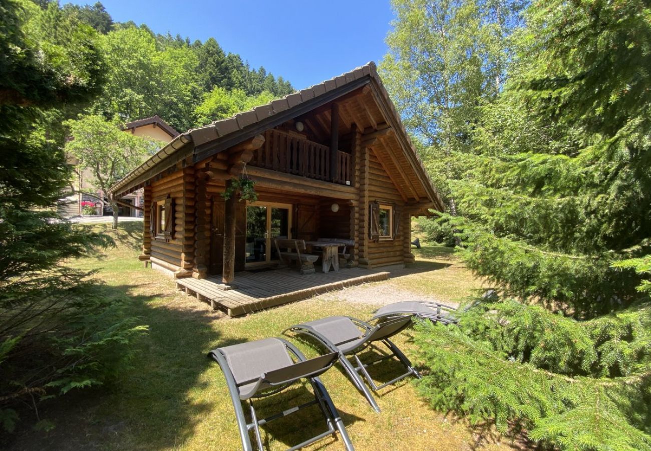 Extérieur avec terrasse, jardin et barbecue