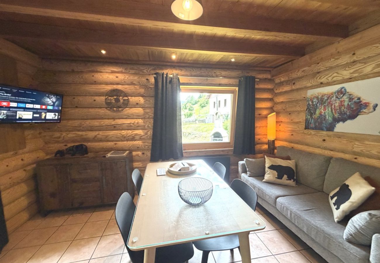 Séjour salon avec cuisine équipée