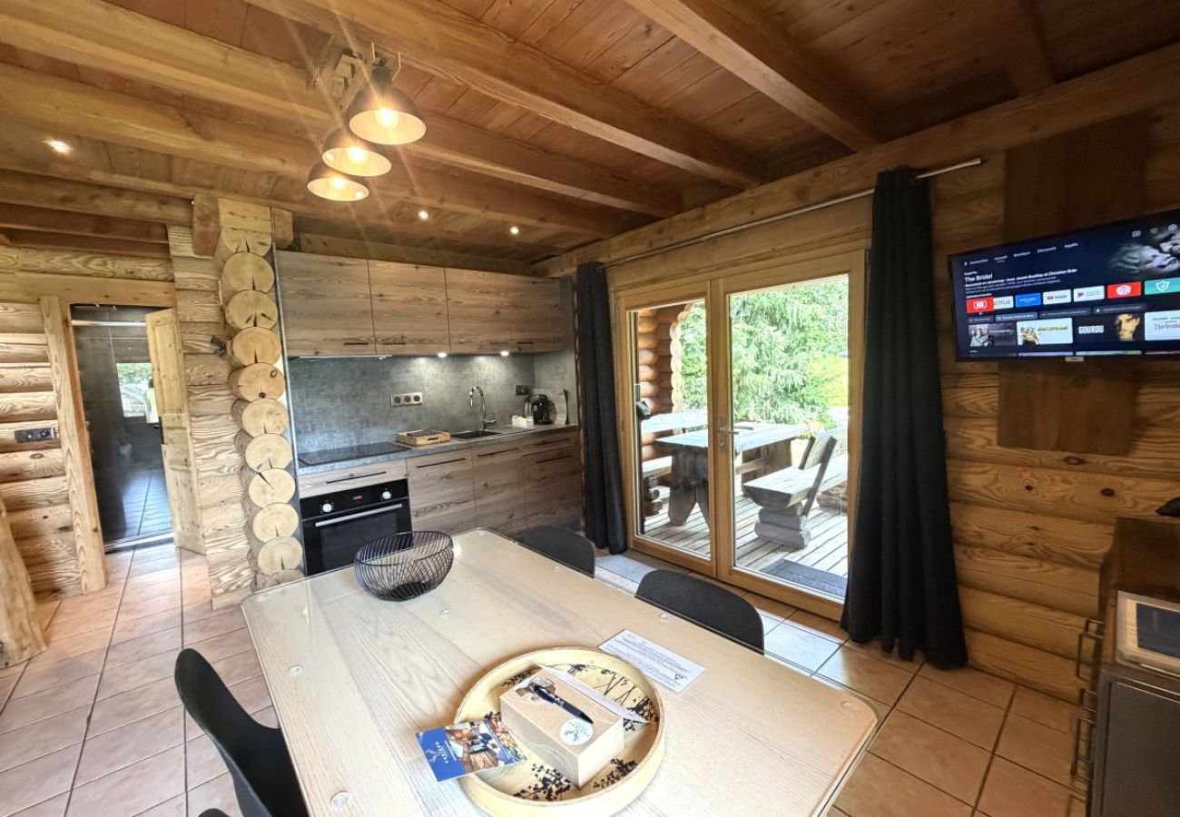 Séjour salon avec cuisine équipée