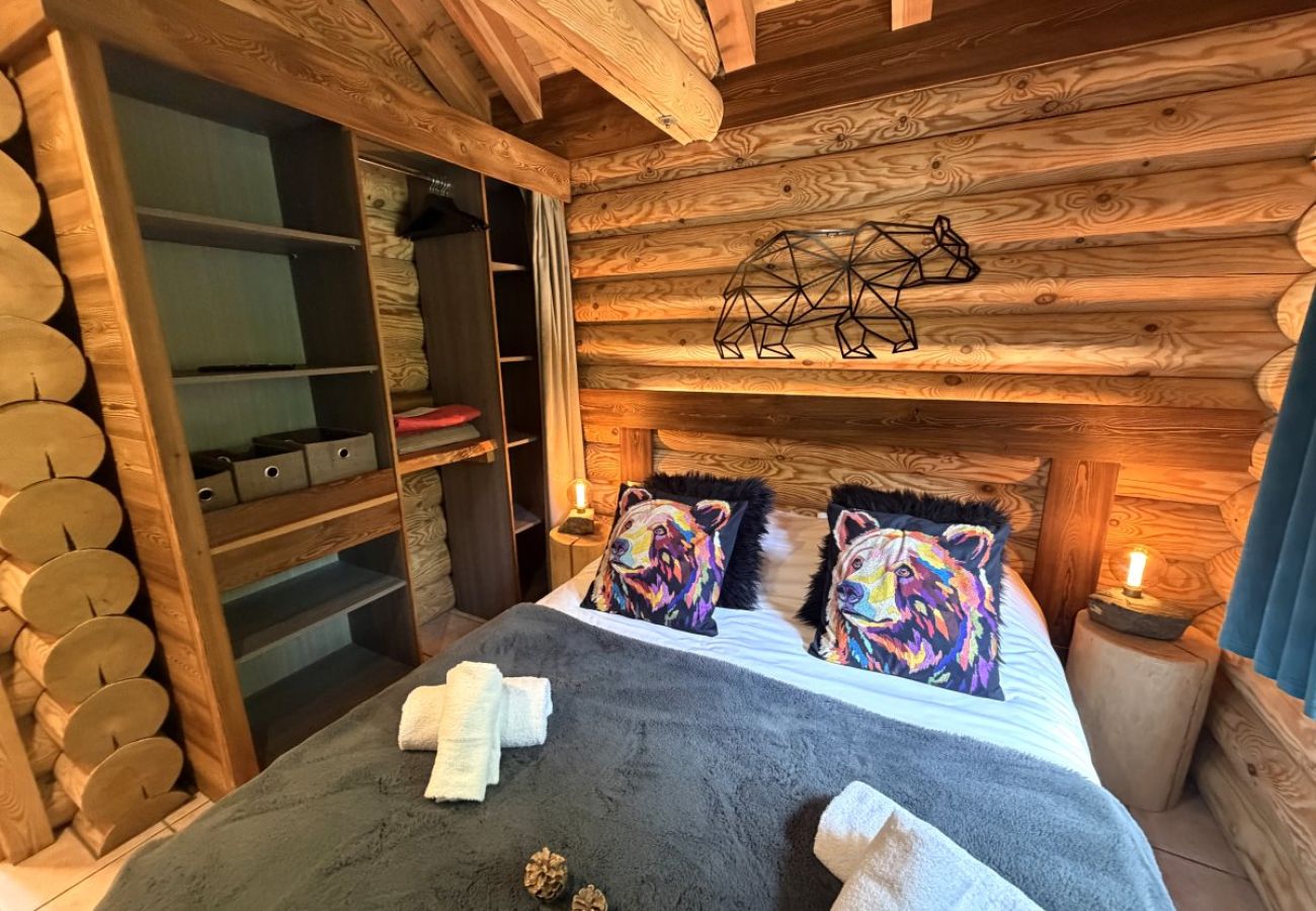 Chambre avec lit double et TV