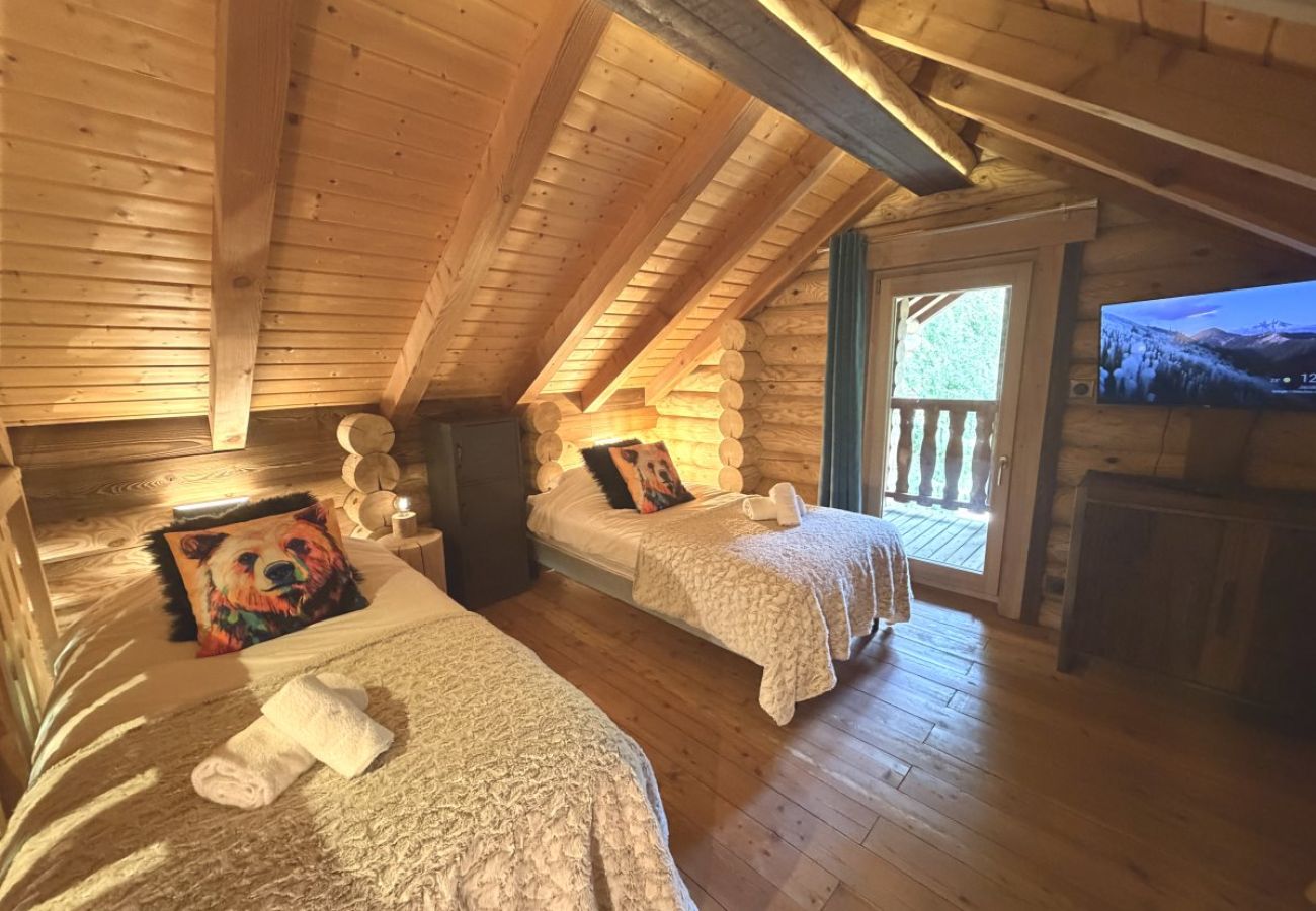 Mezzanine avec trois lits simples et TV