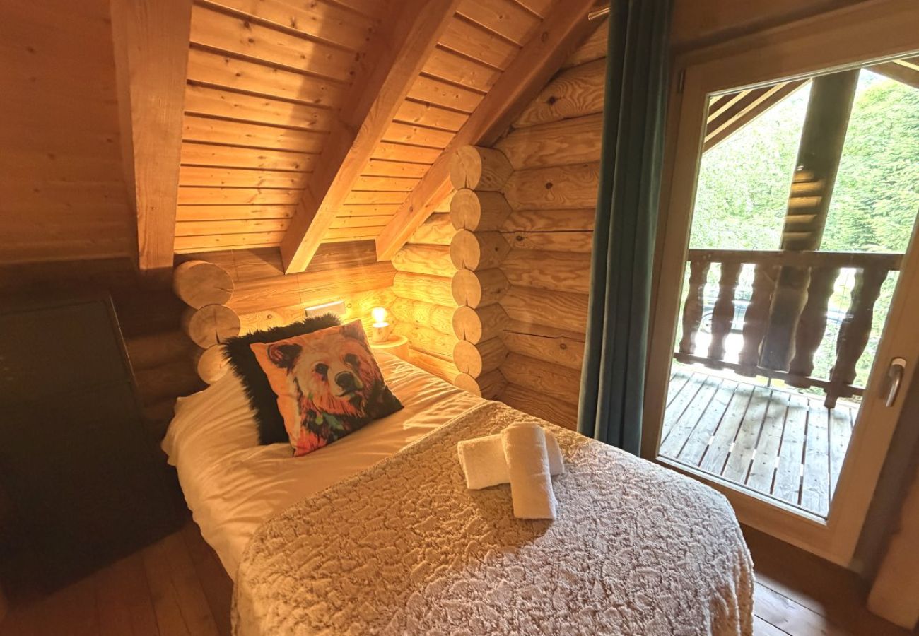 Mezzanine avec trois lits simples et TV