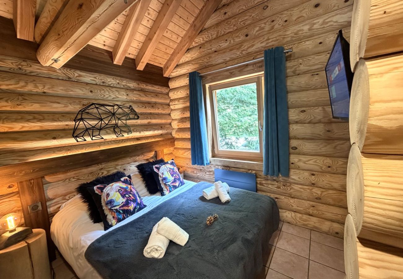 Chambre avec lit double et TV