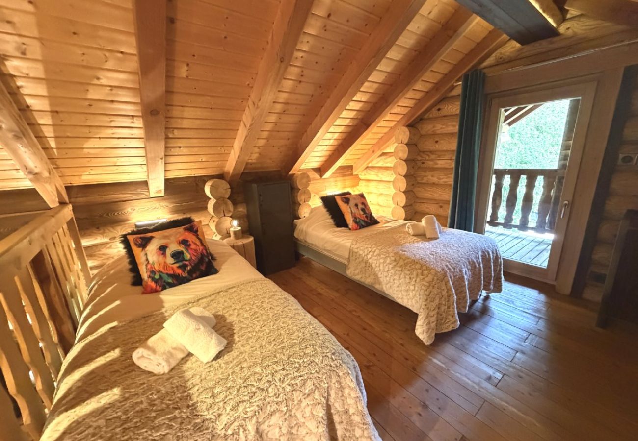 Mezzanine avec trois lits simples et TV