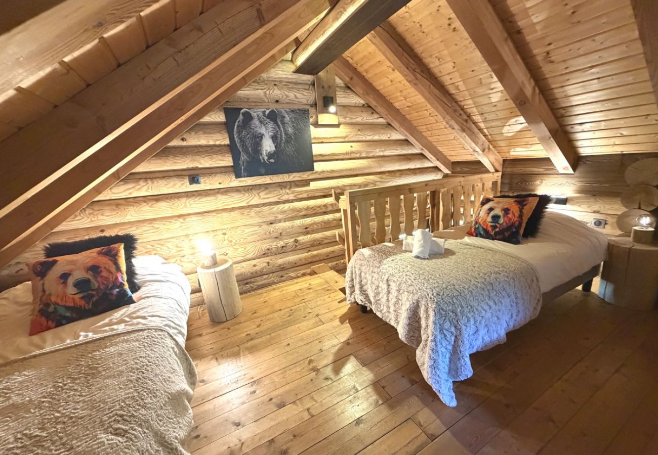 Mezzanine avec trois lits simples et TV