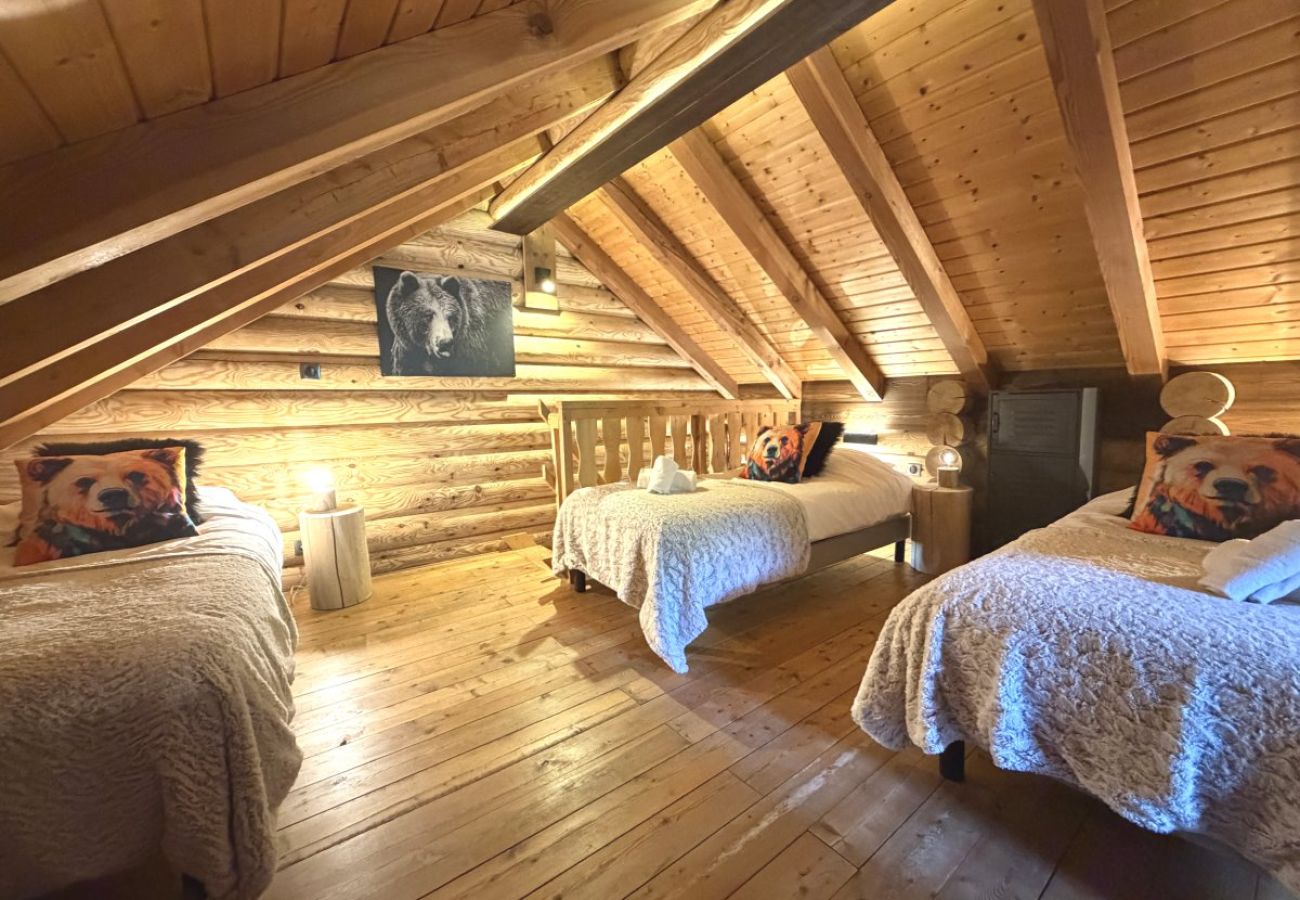 Mezzanine avec trois lits simples et TV