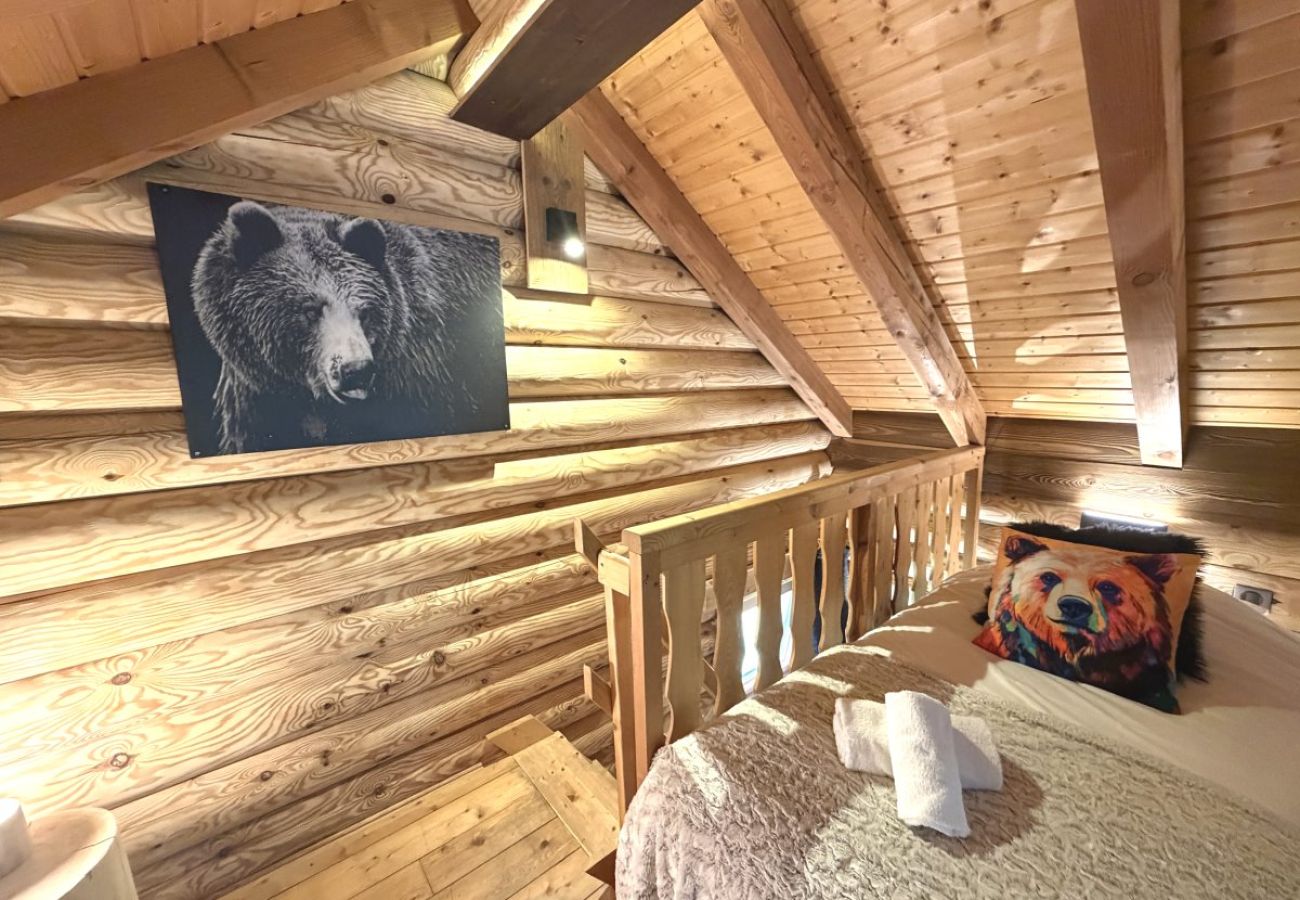 Mezzanine avec trois lits simples et TV